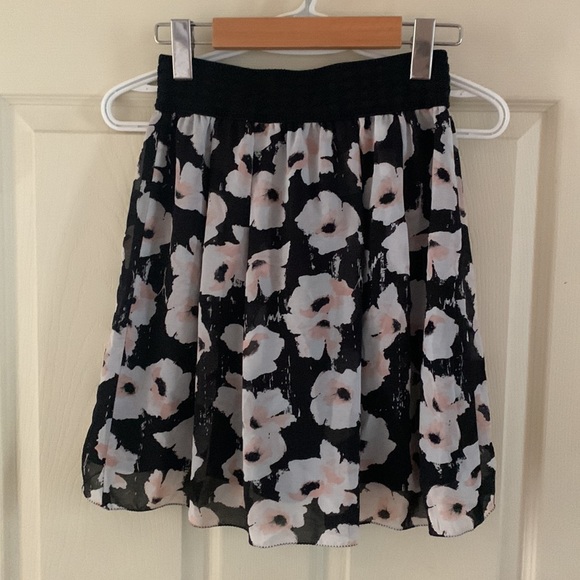 Black floral flowy skirt - Picture 2 of 3